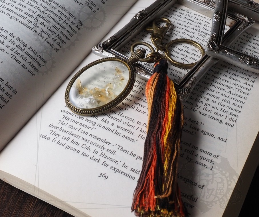 鉱石の三日月キーホルダー