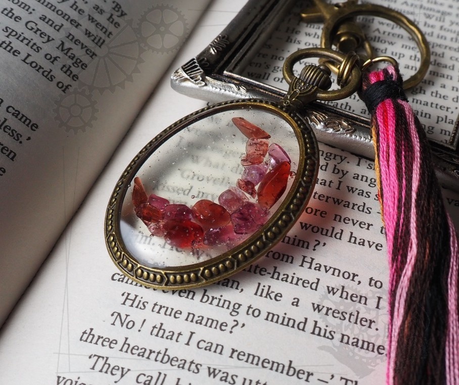 鉱石の三日月キーホルダー