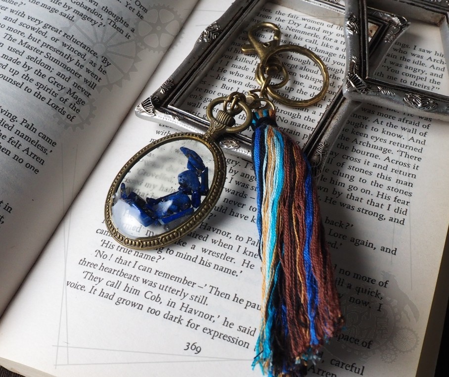 鉱石の三日月キーホルダー