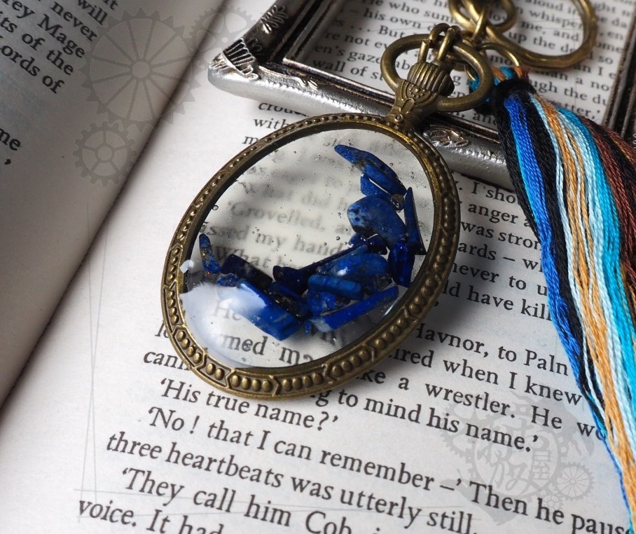 鉱石の三日月キーホルダー