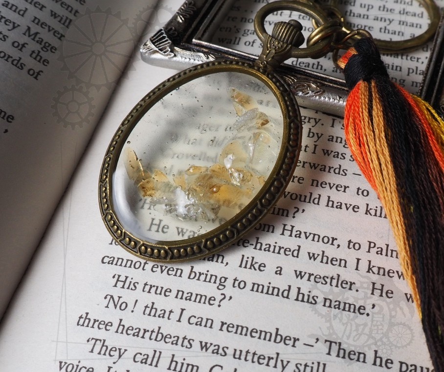 鉱石の三日月キーホルダー