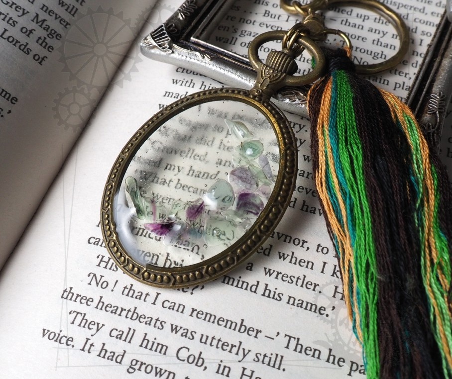 鉱石の三日月キーホルダー