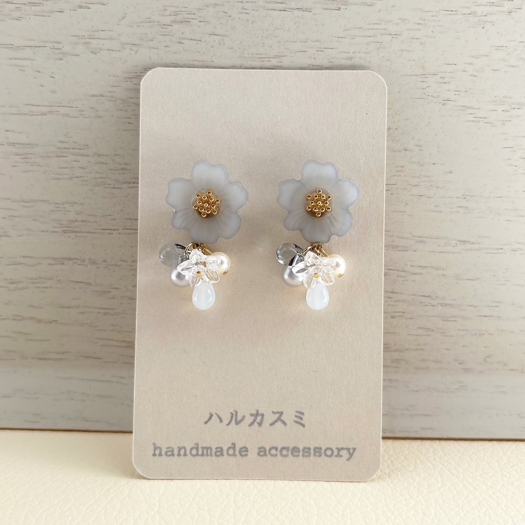 氷色の小花ピアス