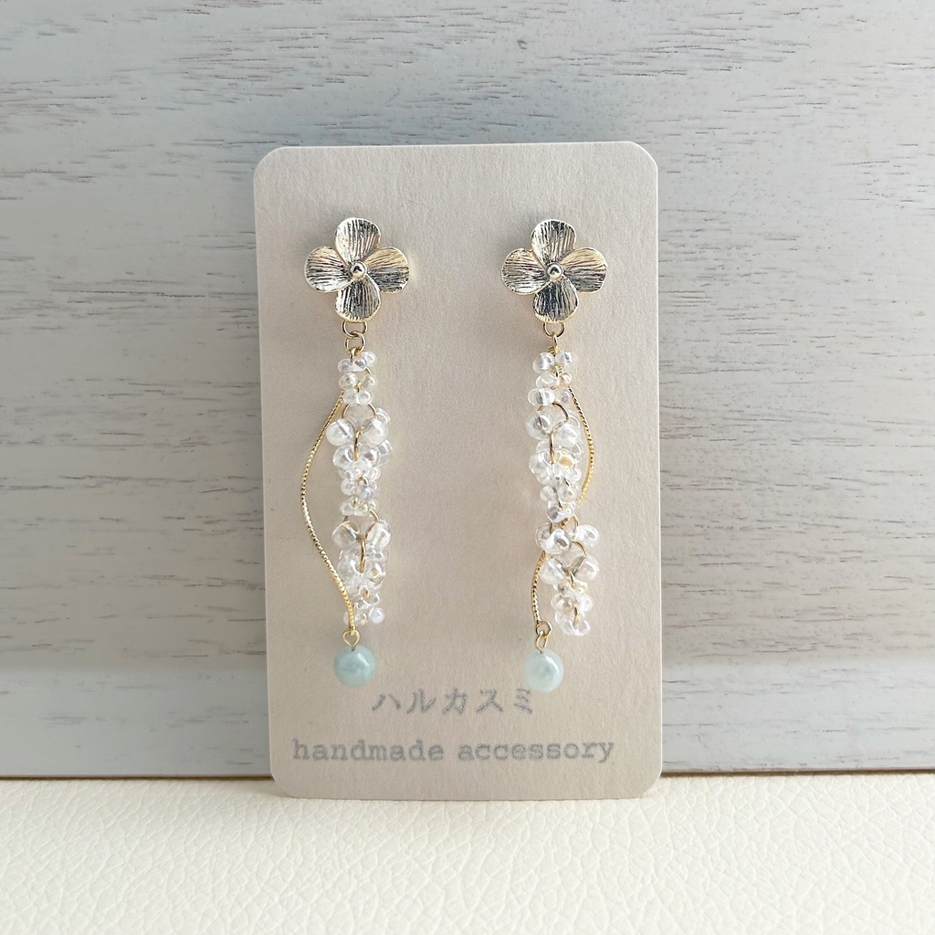 朝露の溢れるお花と翡翠のピアス