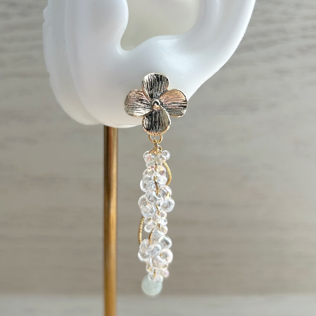 朝露の溢れるお花と翡翠のピアス