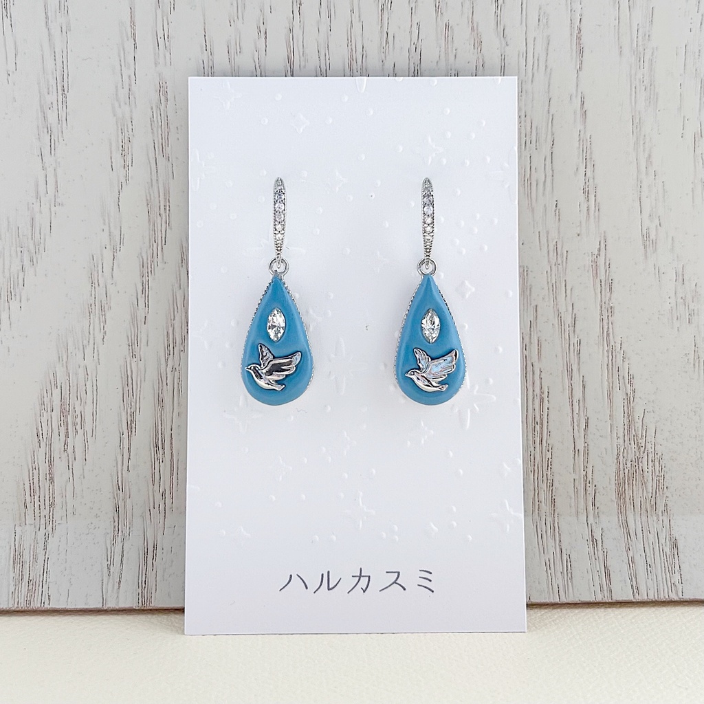 羽ばたく小鳥のピアス