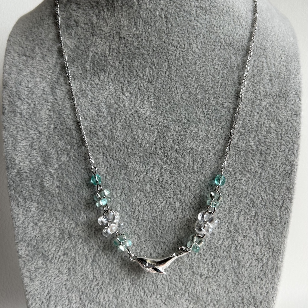 クジラが泳ぐネックレス