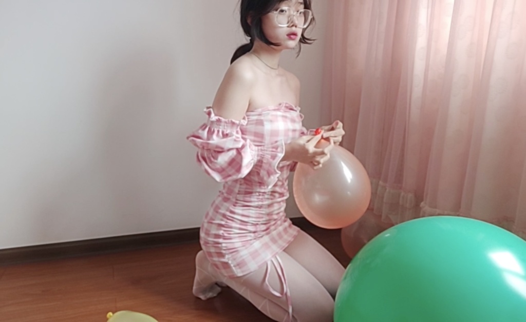 balloon,粉色包臀裙,girl,坐压绿气球，風船,气球,Hip Cover Skirt
