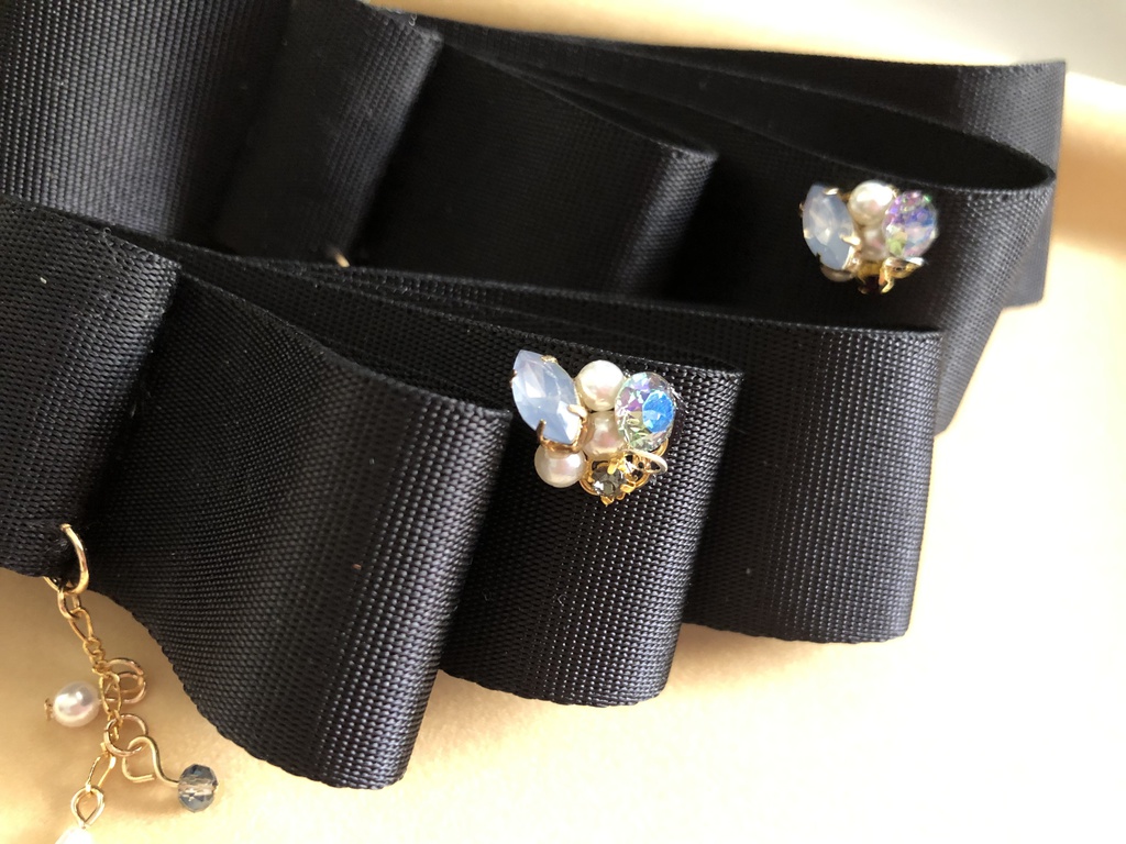 スワロフスキーとパールのビジュー付きバレッタ