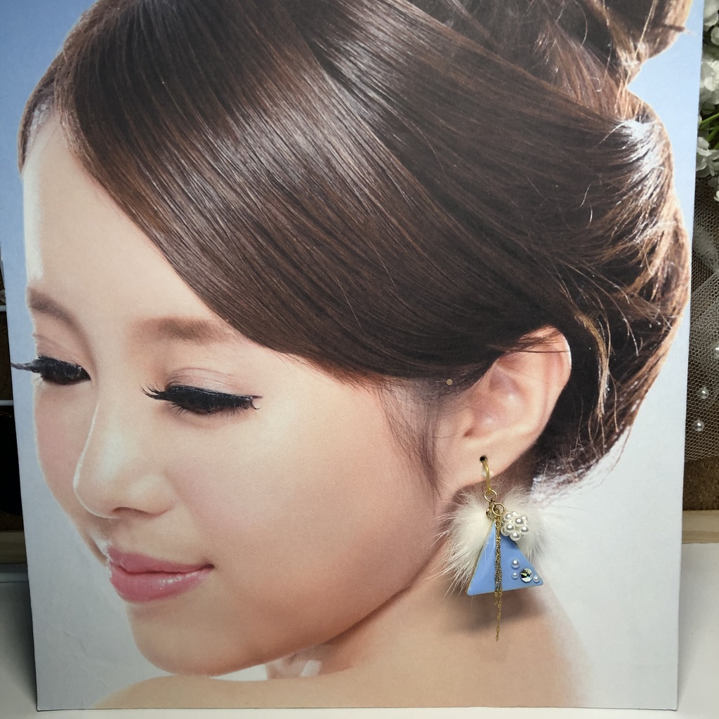 スワロフスキーの春色ピアス イヤリング(マカロンブルー)