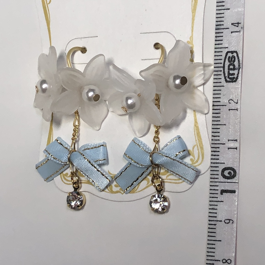 すりガラスの花とリボンのキラかわピアス イヤリング(ゴールド)