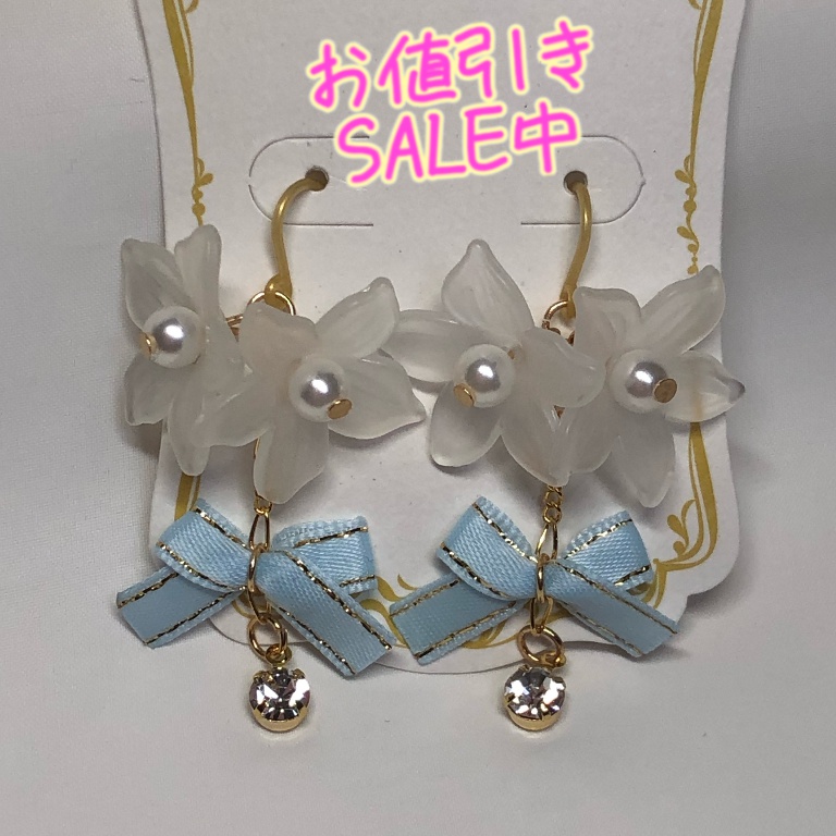 すりガラスの花とリボンのキラかわピアス イヤリング(ゴールド)