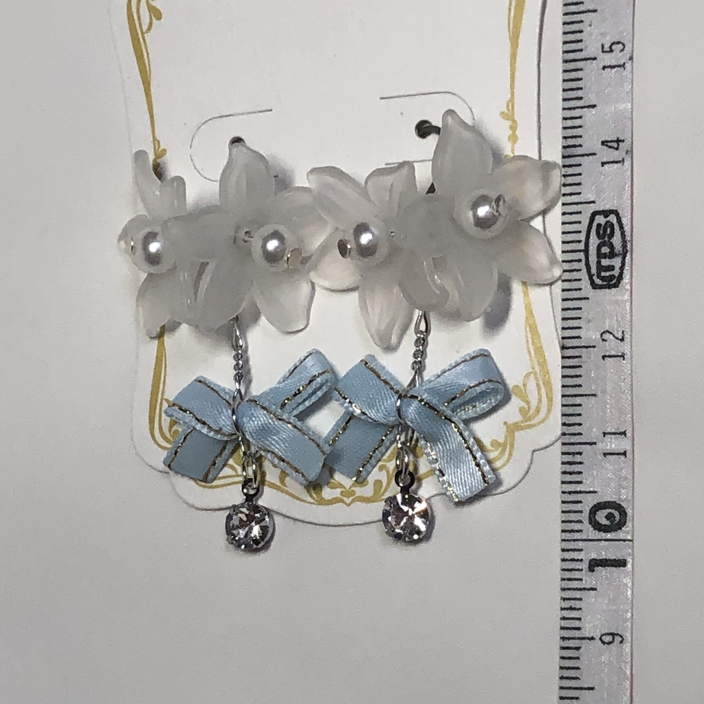 すりガラスの花とリボンのキラかわピアス イヤリング(シルバー)