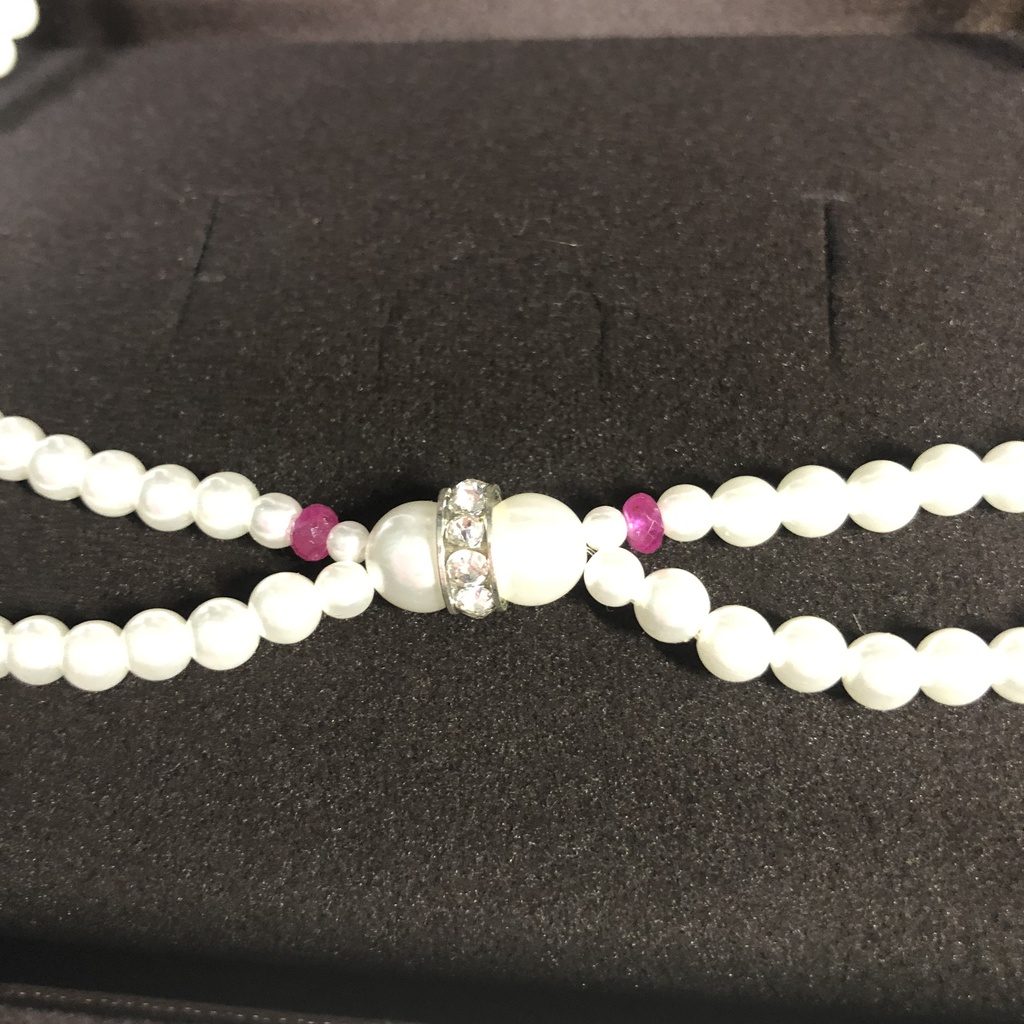 ルビーまたはタンザナイトのストーン付き二連パールネックレス