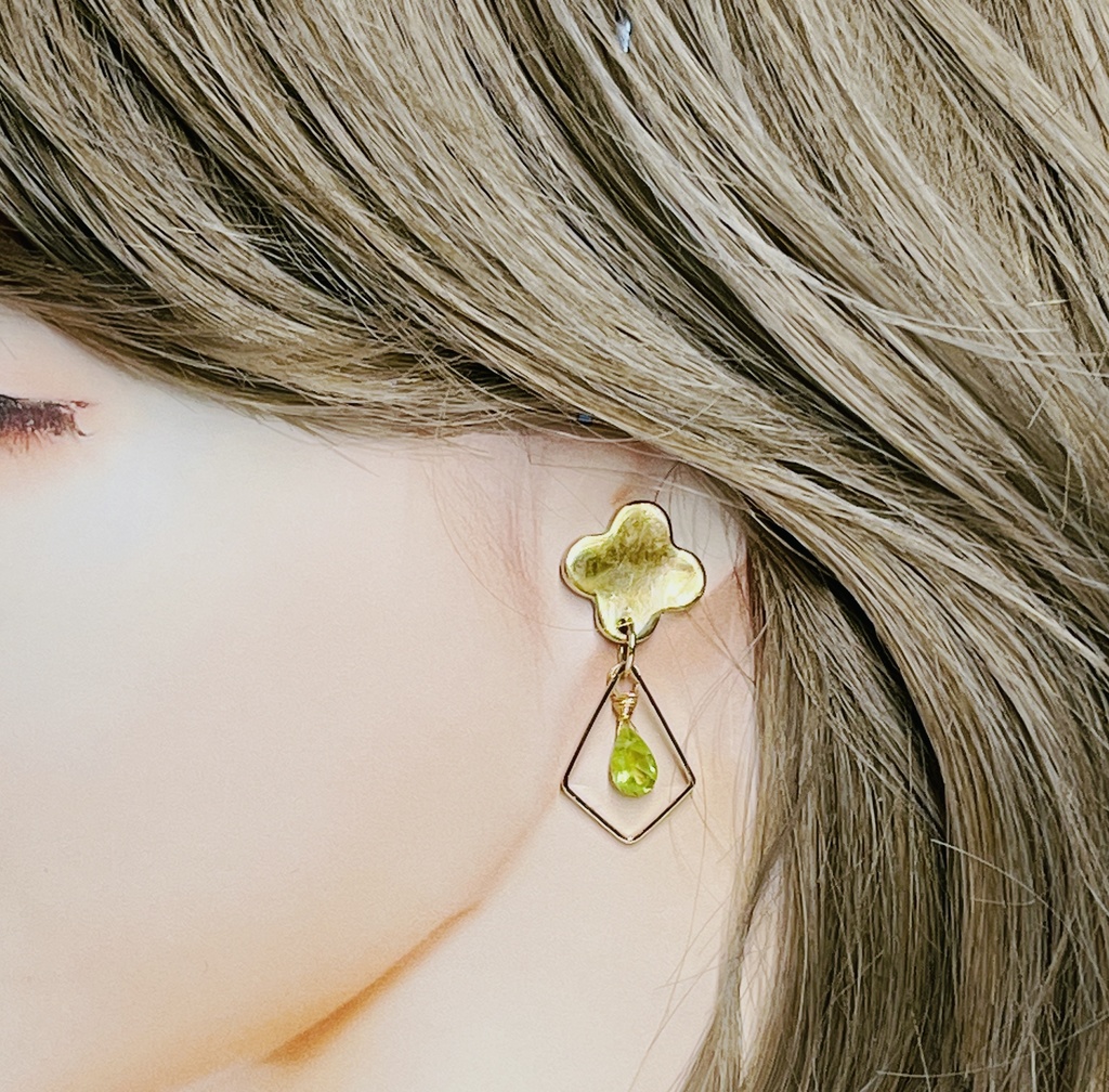 宝石質AAAペリドット使用 幸せのクローバーピアス(イヤリング可)