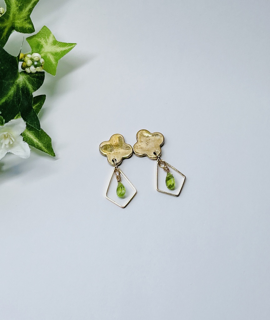 宝石質AAAペリドット使用 幸せのクローバーピアス(イヤリング可)