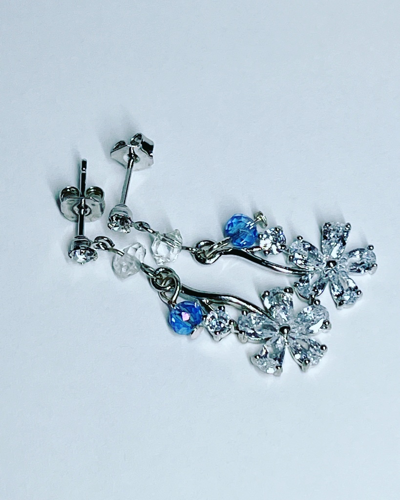 ラインストーンチャームとAAAハーキマーダイヤモンドのピアス(イヤリング変更可)