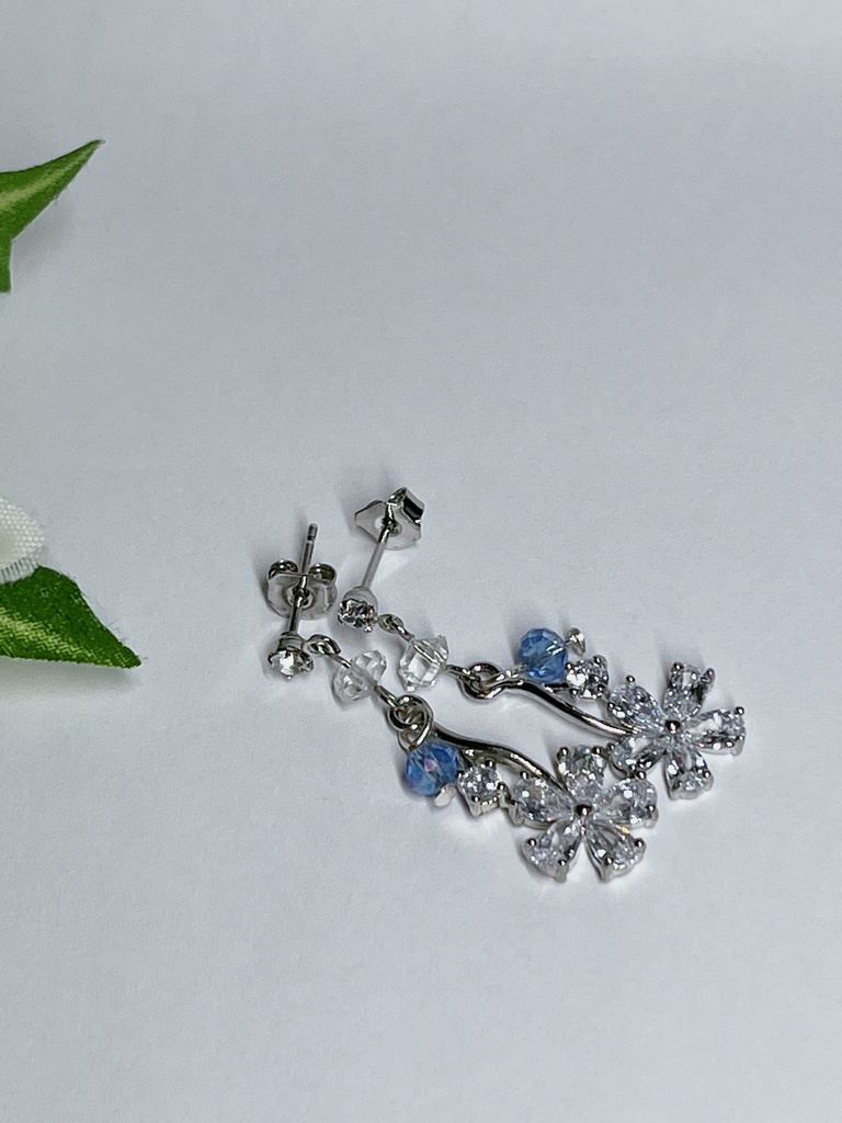 ラインストーンチャームとAAAハーキマーダイヤモンドのピアス(イヤリング変更可)