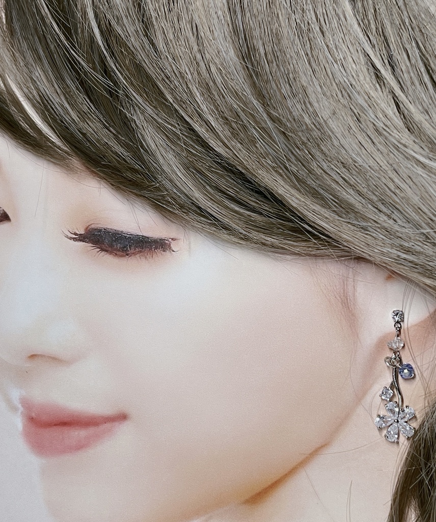 ラインストーンチャームとAAAハーキマーダイヤモンドのピアス(イヤリング変更可)