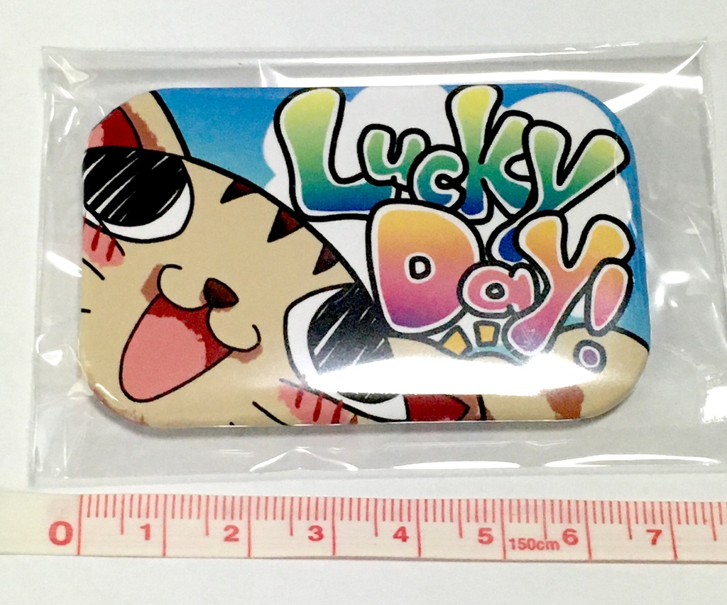 やばい顔の猫 LuckyDays缶バッジ(W70mm×H44mm)