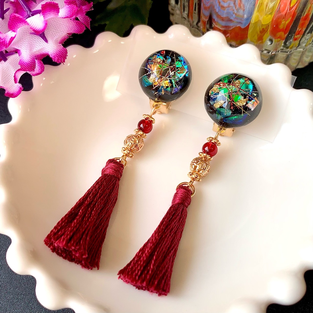 黒漆風レジンのタッセルイヤリング