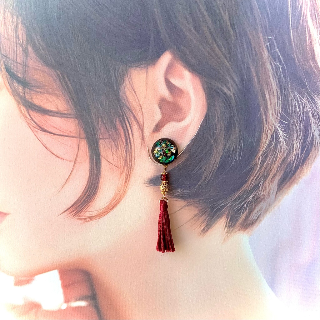 黒漆風レジンのタッセルイヤリング