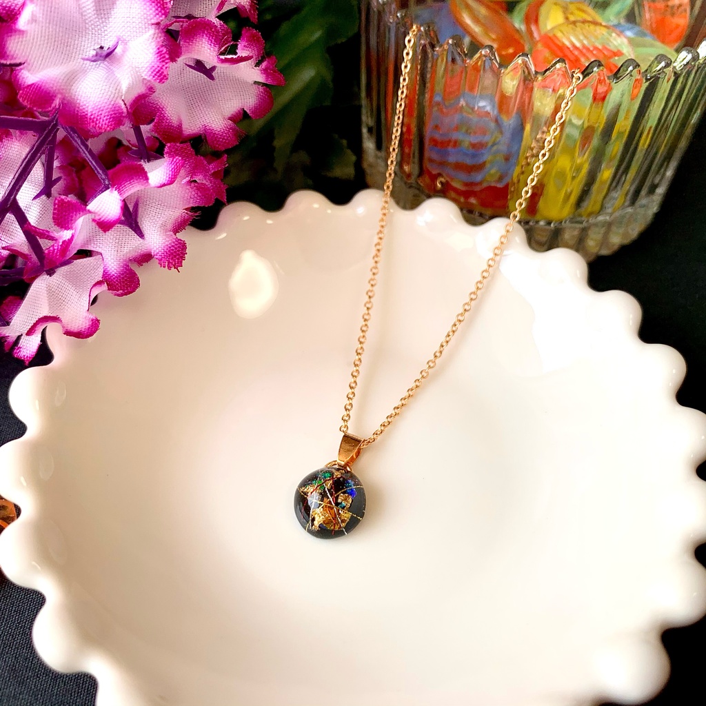 黒漆風レジンのネックレス