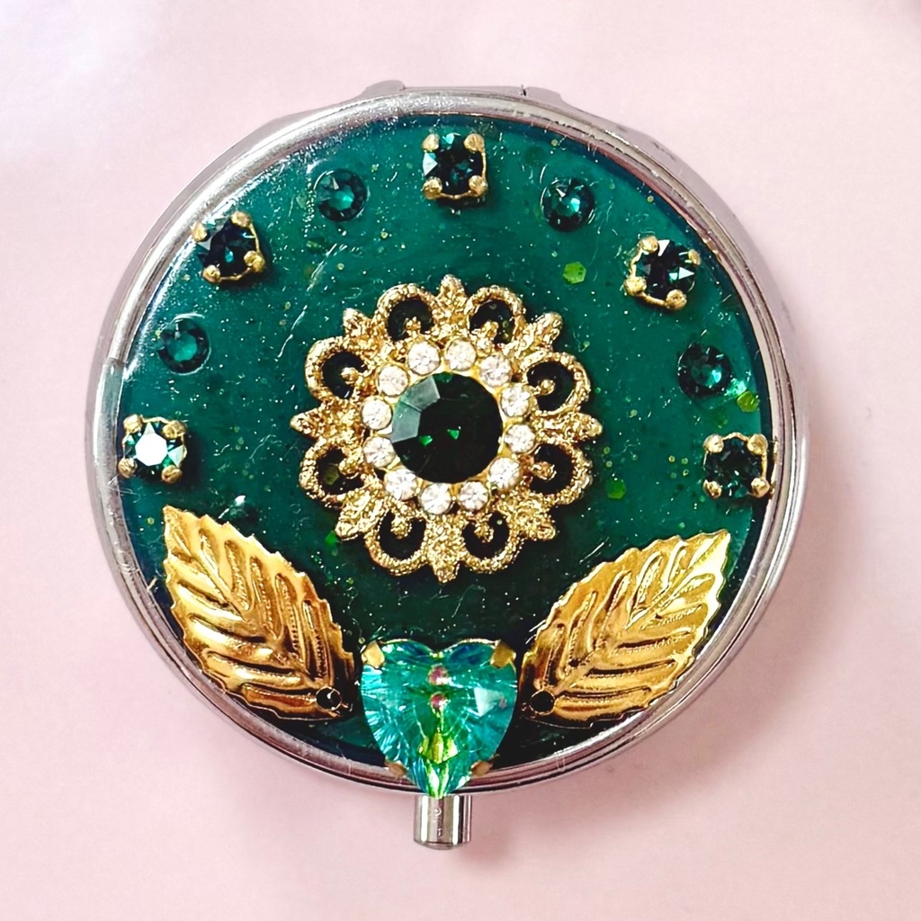 深緑の魔法少女の変身コンパクトケース