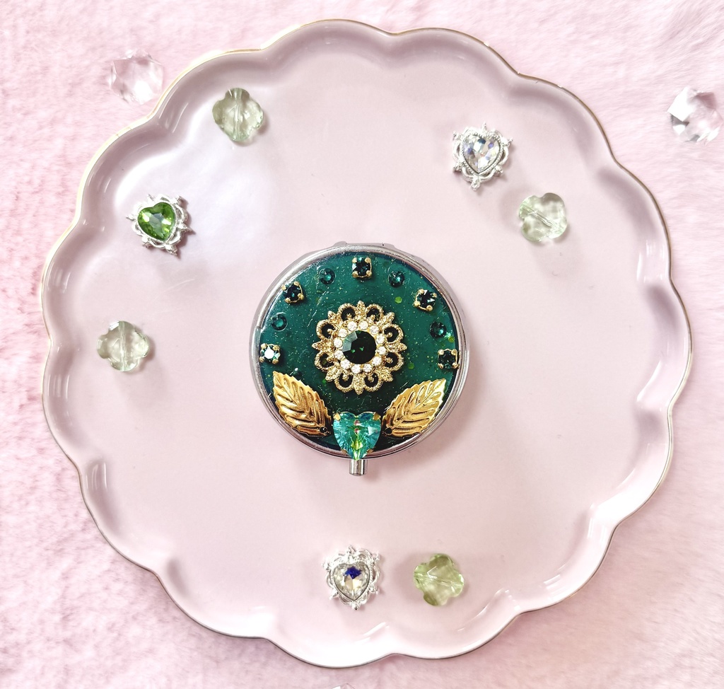 深緑の魔法少女の変身コンパクトケース