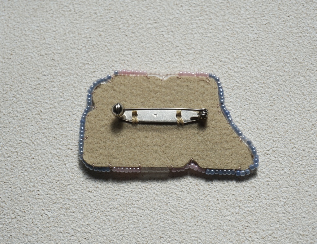 掲げて暮らす人権のブローチ