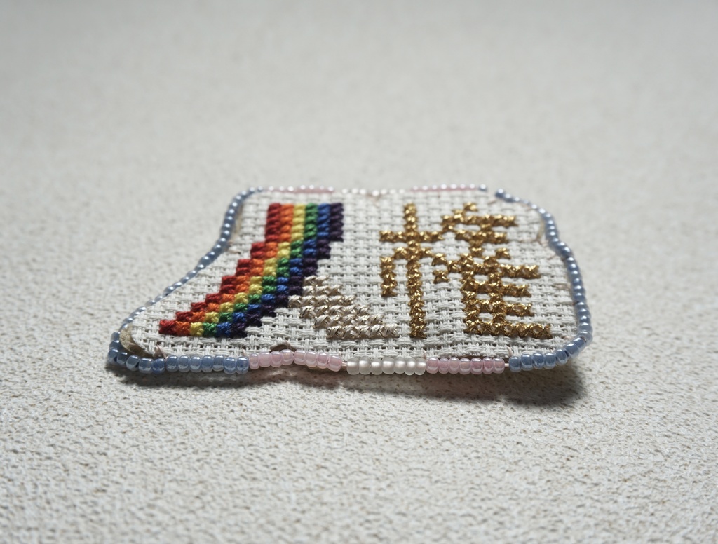 掲げて暮らす人権のブローチ