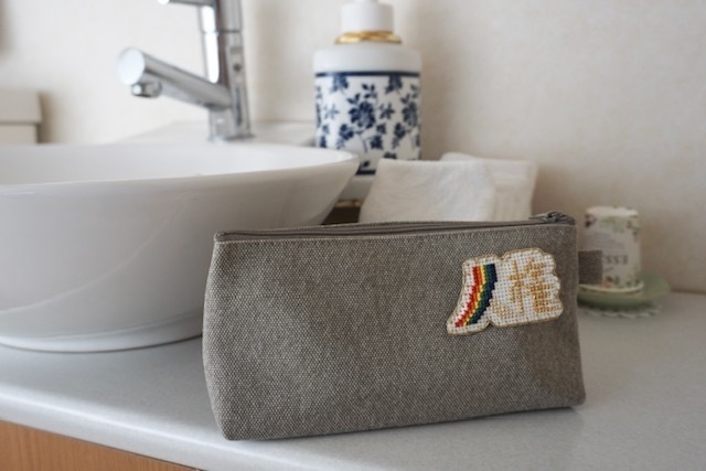 掲げて暮らす人権のブローチ