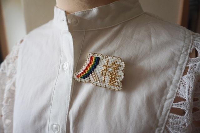 掲げて暮らす人権のブローチ