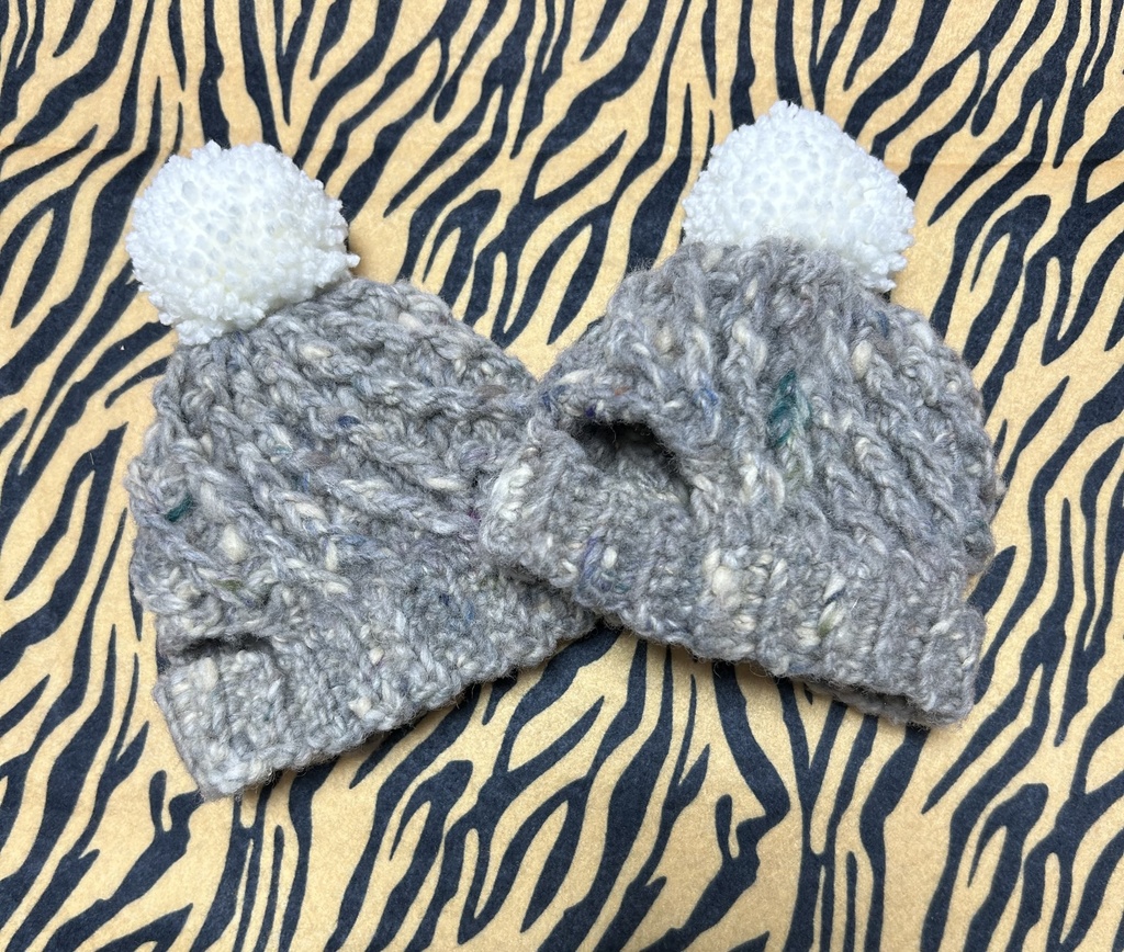 耳出てるけどクソあったけ〜ポンポン帽子