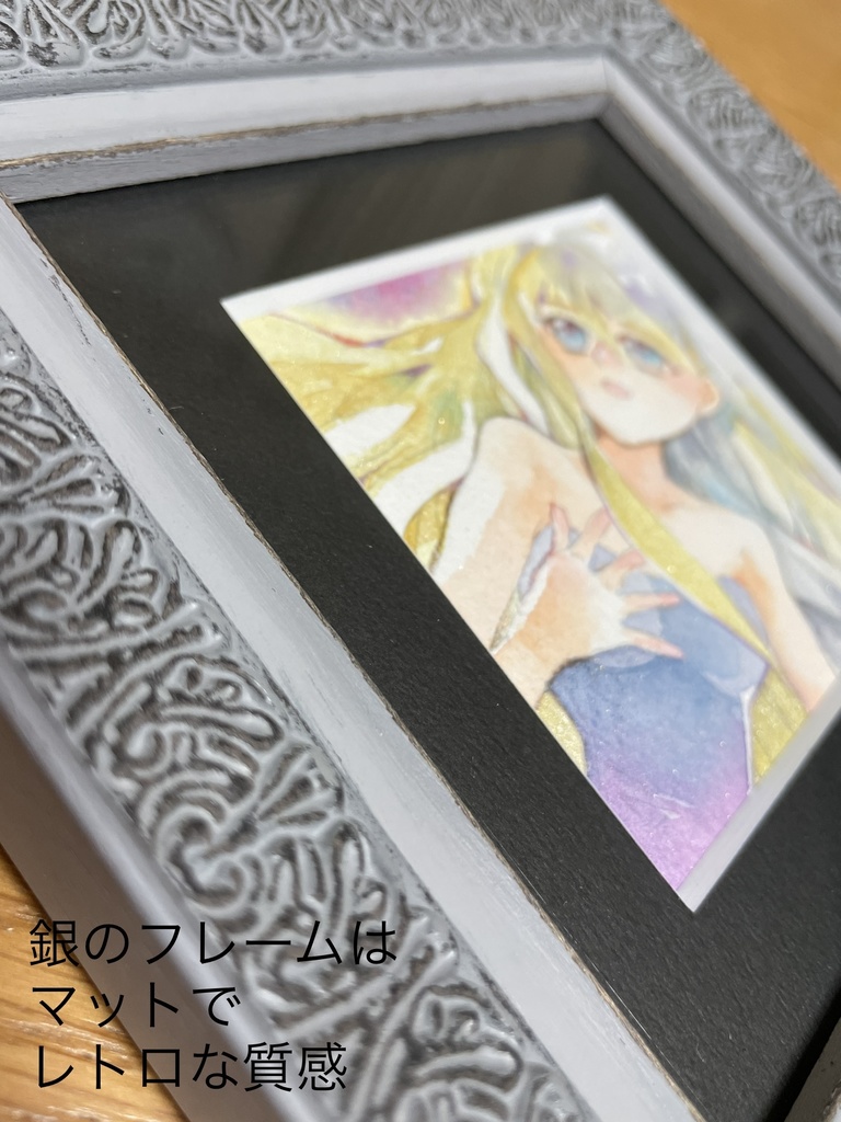 金と銀の額装水彩画