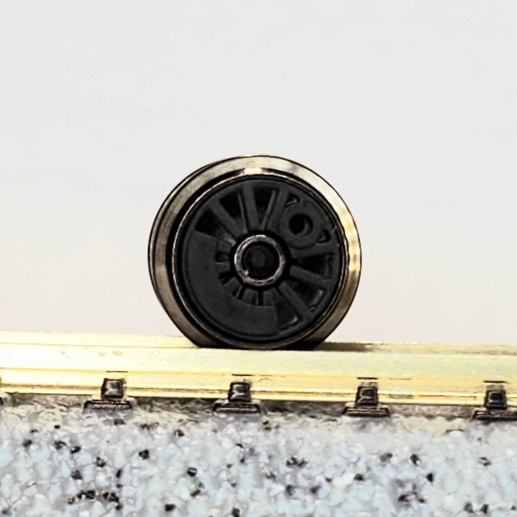 ワールド工芸製8100形  専用輪芯換装パーツ