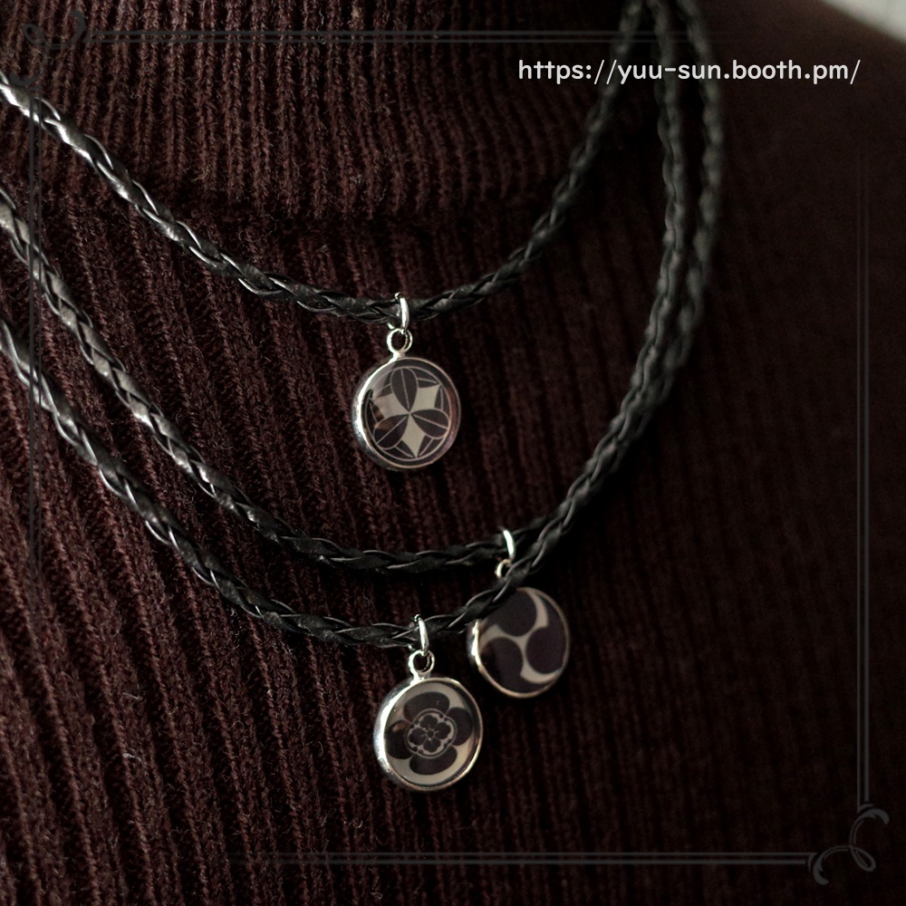 レザー調ネックレス 黒と赤