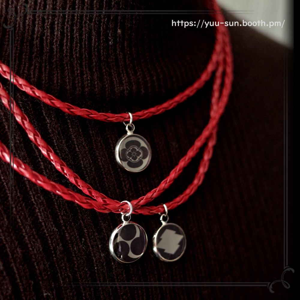 レザー調ネックレス 黒と赤