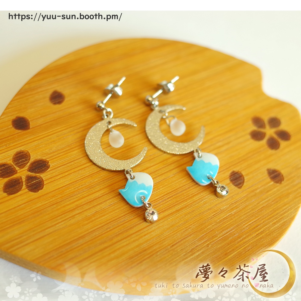 ▽だんだらネコと月のピアス