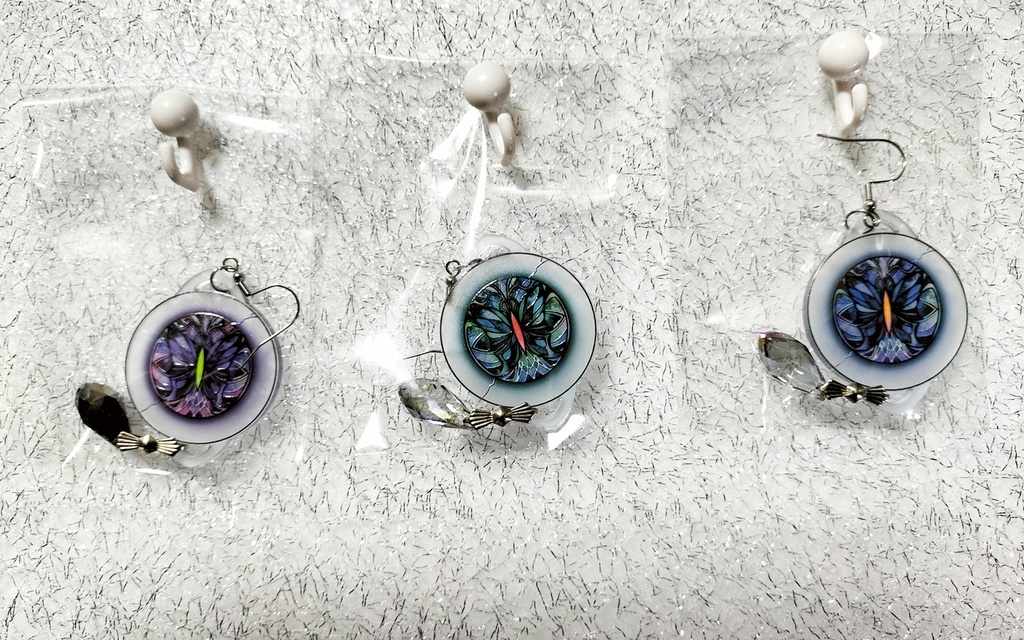 ステンドグラス風アクリルサンキャッチャー「蝶瞳」