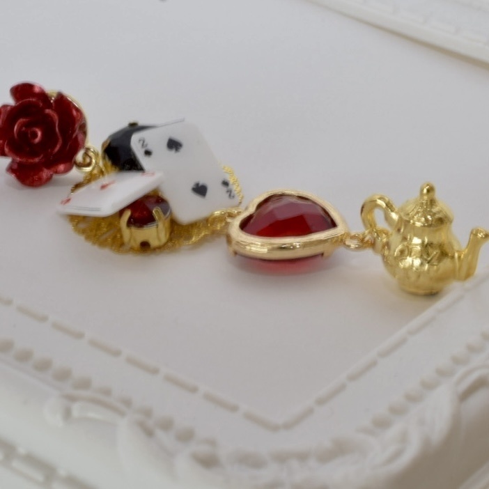 【ツイステ】ハーツラビュル 薔薇とトランプの片耳用ピアス