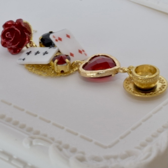 【ツイステ】ハーツラビュル 薔薇とトランプの片耳用ピアス