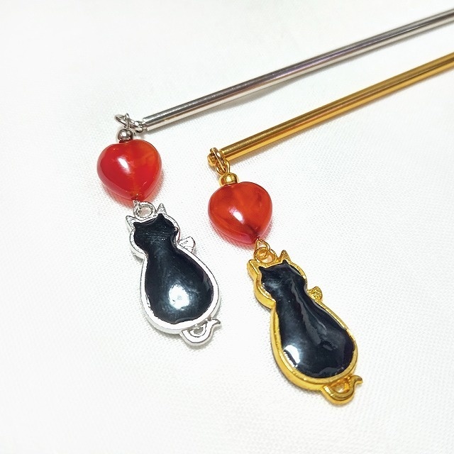 黒猫とカーネリアンの簪