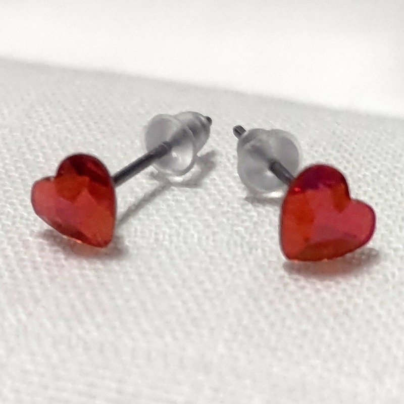 スワロフスキーのハートピアス サージカルステンレス
