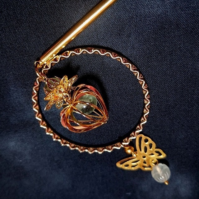 鬼灯と蓮花と蝶とフローライトの簪　ゴールドカラー