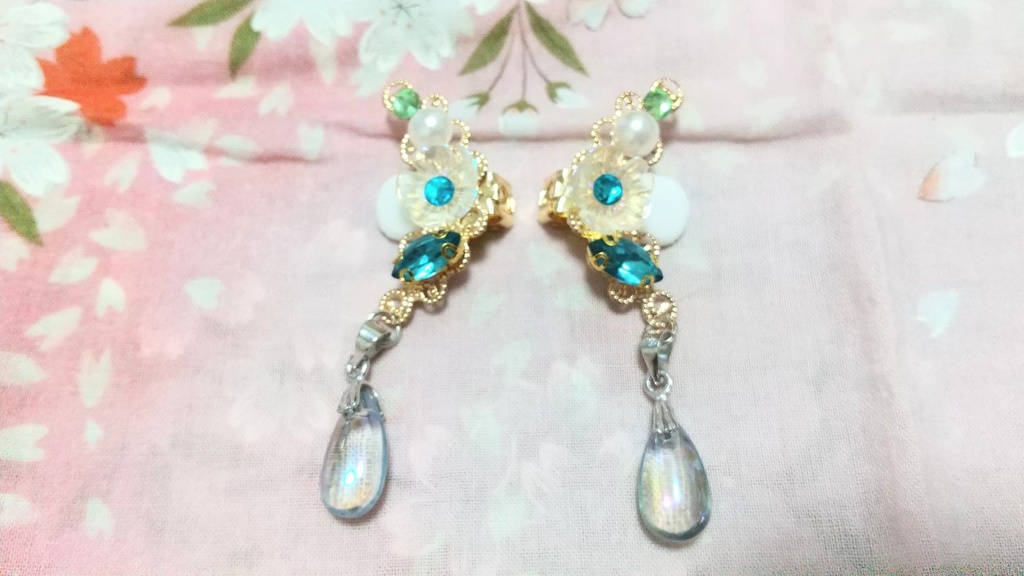 花と宝石の青いイヤリング