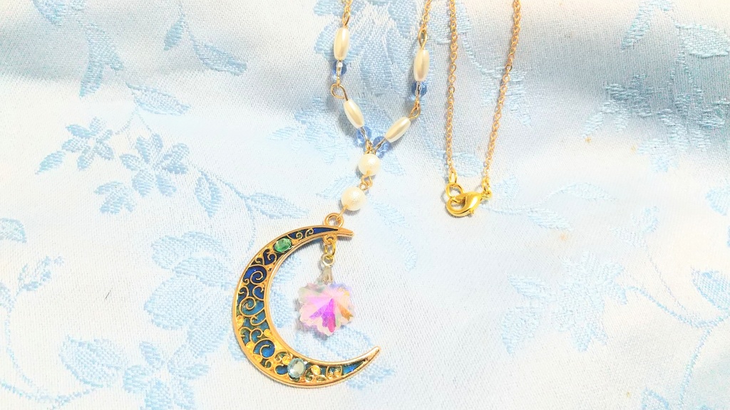 蒼き月と結晶ネックレス