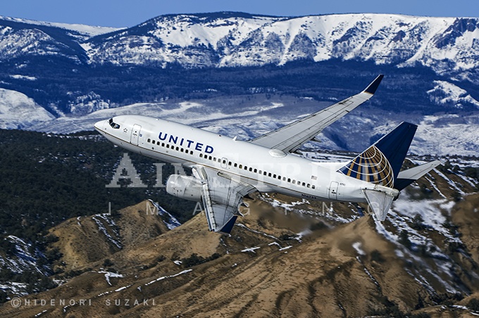 UNITED 737-724 Low level in Colorado mountains