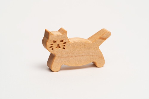 木のブローチ 歩きねこ メイプル