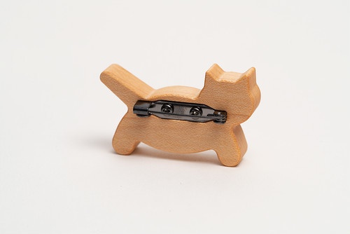 木のブローチ 歩きねこ メイプル